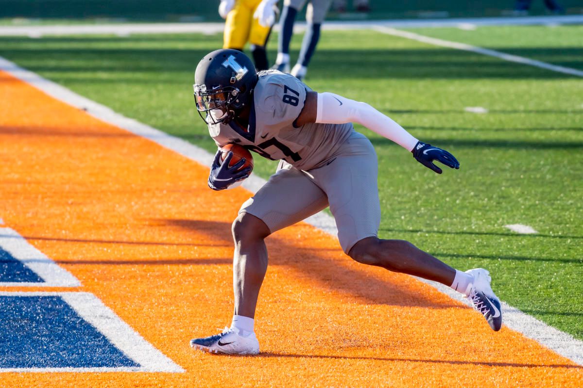 Illinois Fighting Illini tight end Daniel Barker (87) runs the ball in for a touchdown during the first half against the Iowa Hawkeyes at Memorial Stadium.