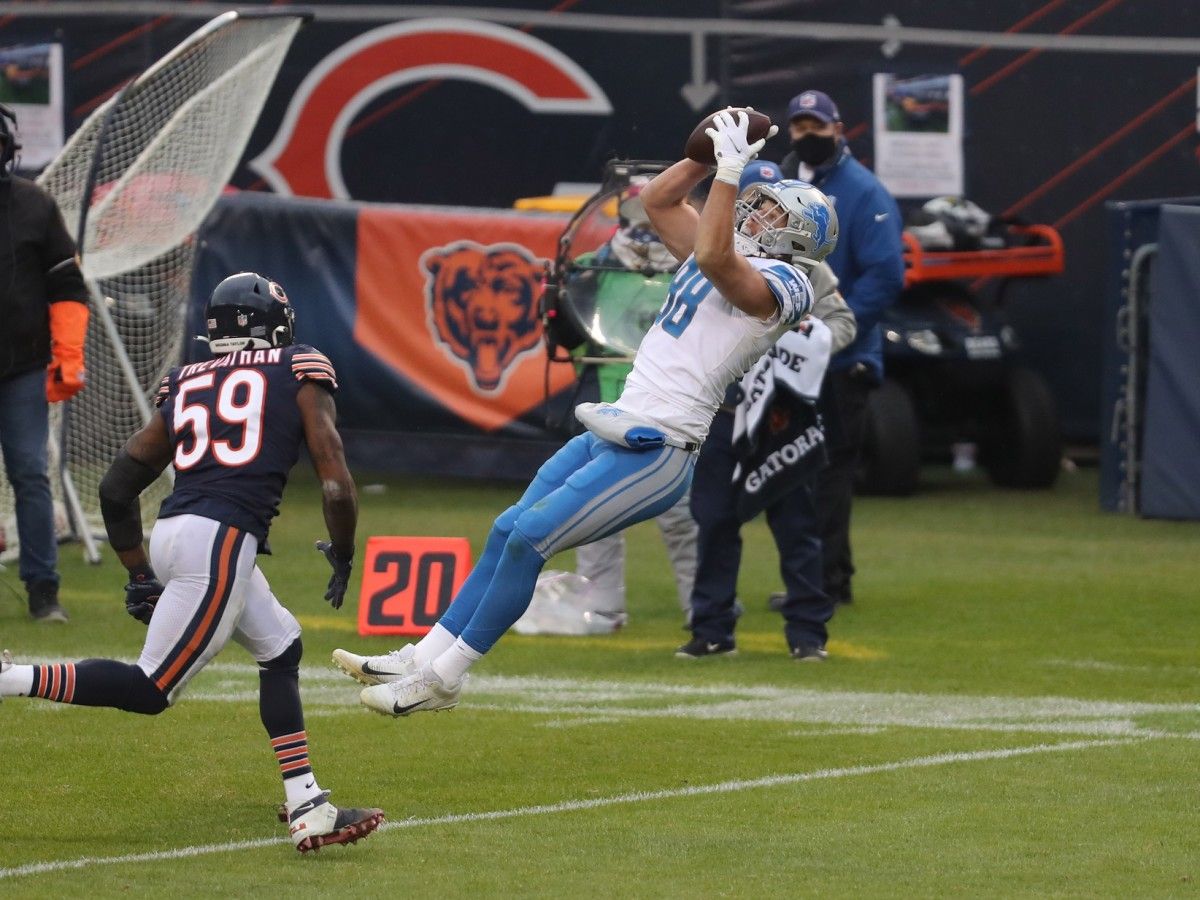 Hockenson catches a pass in front of Chicago Bears inside linebacker Danny Trevathan.