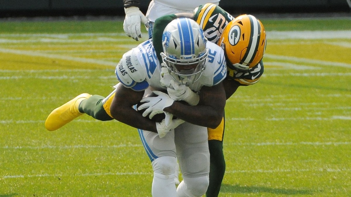 Swift catches a pass in Week 2 against the Packers. 
