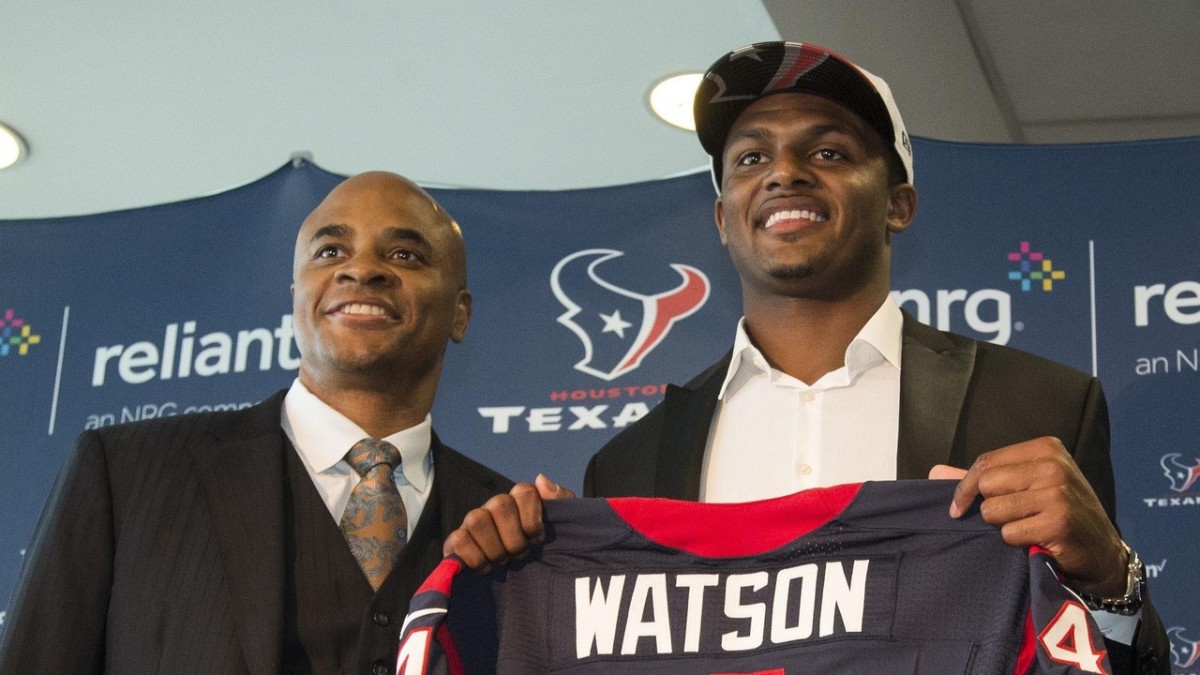Smith posing with Watson during Watson's introductory press conference. 