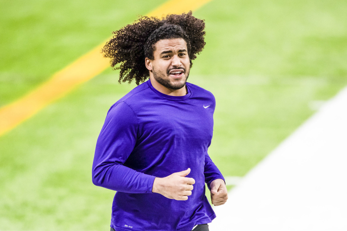 Vikings linebacker Eric Kendricks jogs before a game without pads or helmet