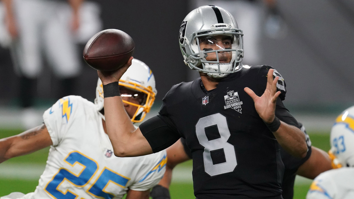 Raiders QB Marcus Mariota throws the ball