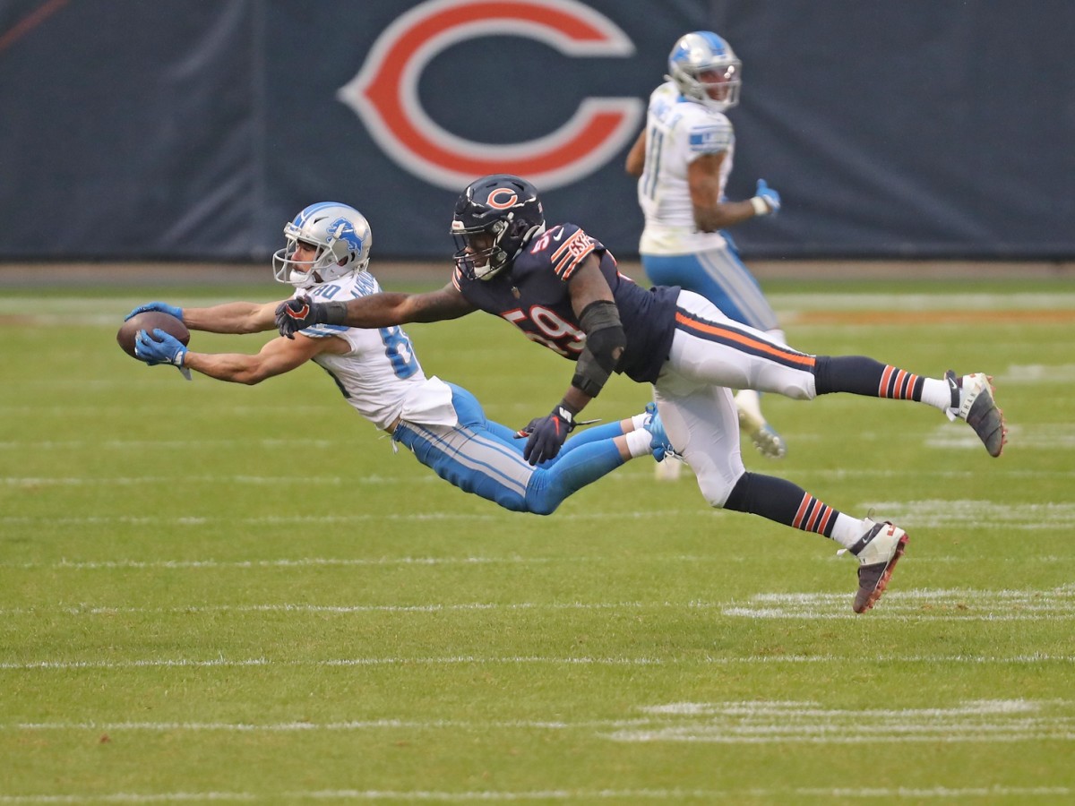 Amendola makes a catch in front of Chicago Bears linebacker Danny Trevathan. 