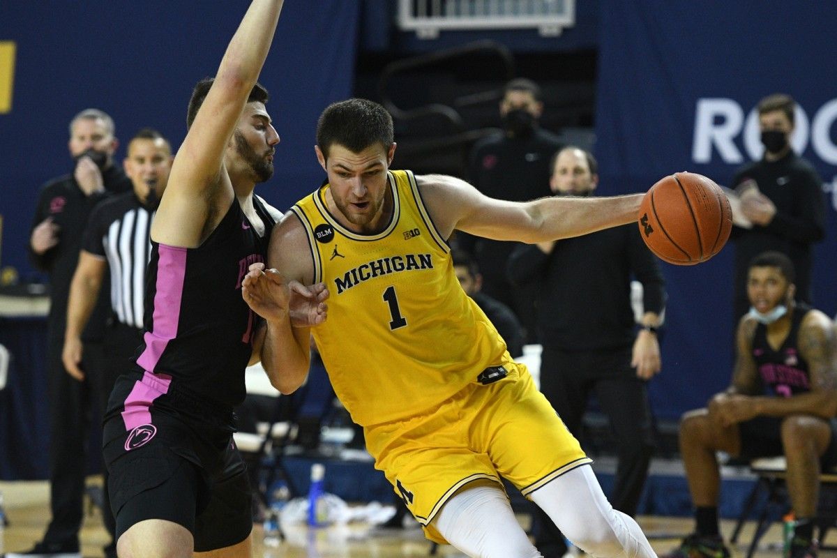 Hunter Dickinson (1) leads Michigan in both scoring and rebounding, and he's already been named the Big Ten's Freshman of the Week twice. (USA TODAY Sports)