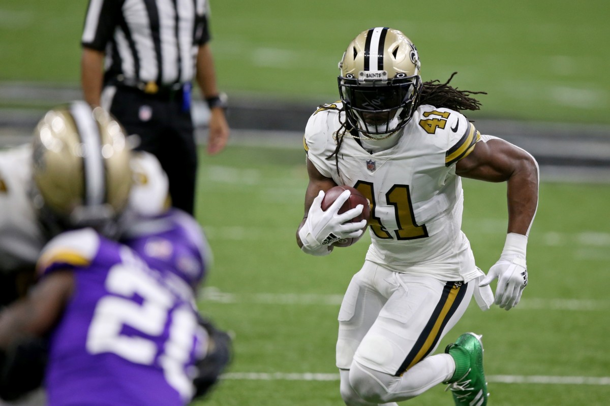 Saints' Alvin Kamara tries snowboarding, hockey in NHL Predators gear