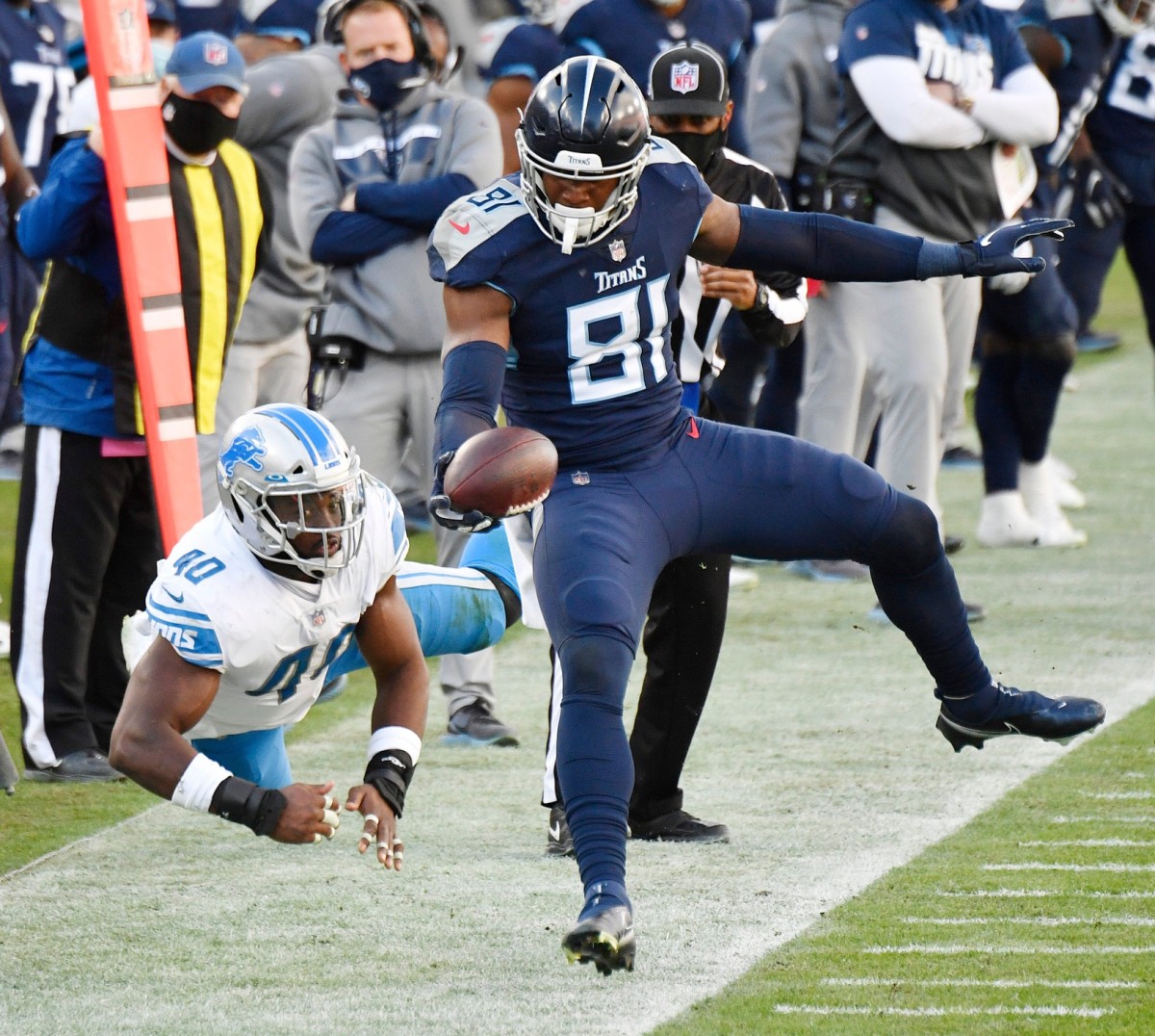 The Tennessee Titans would be wise to re-sign their top tight end, Jonnu Smith.