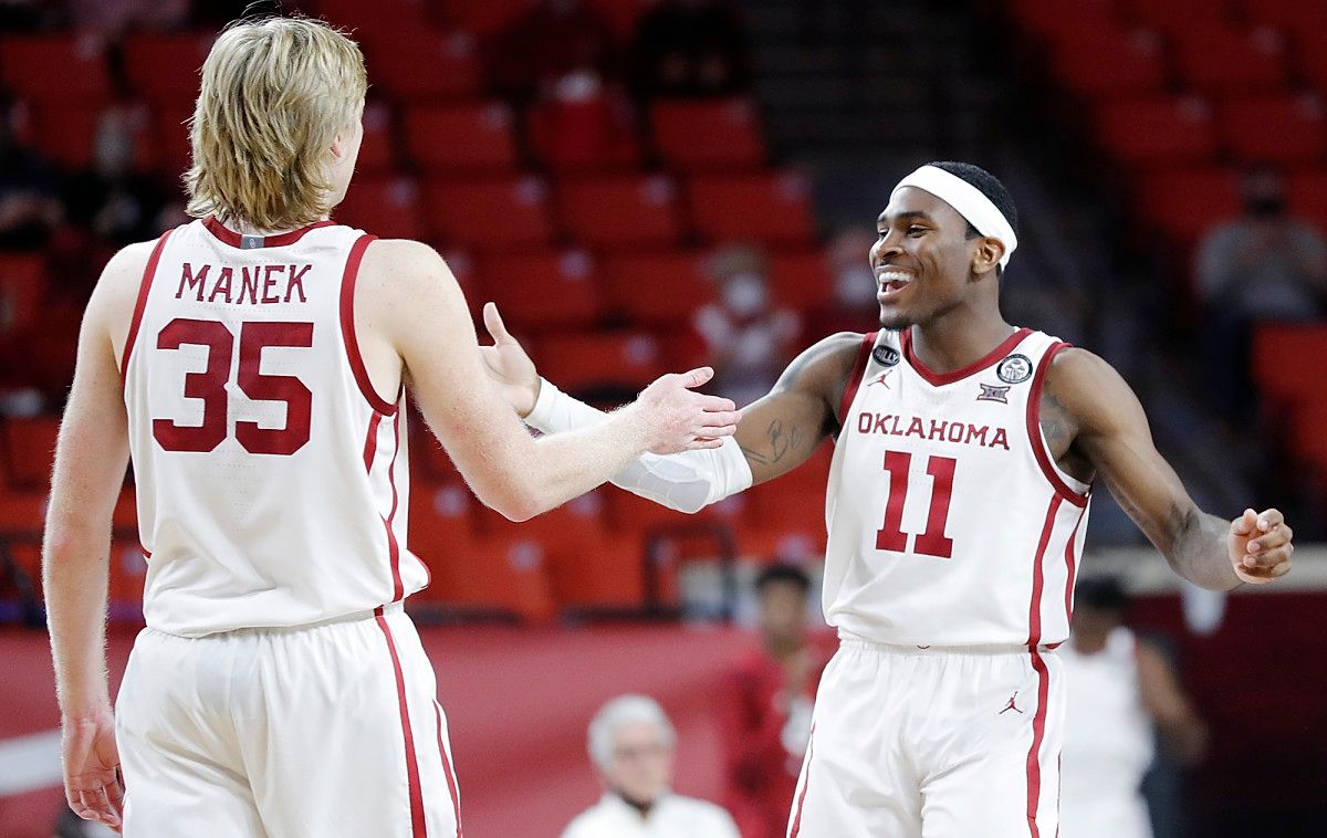 De'Vion Harmon celebrates with Brady Manek