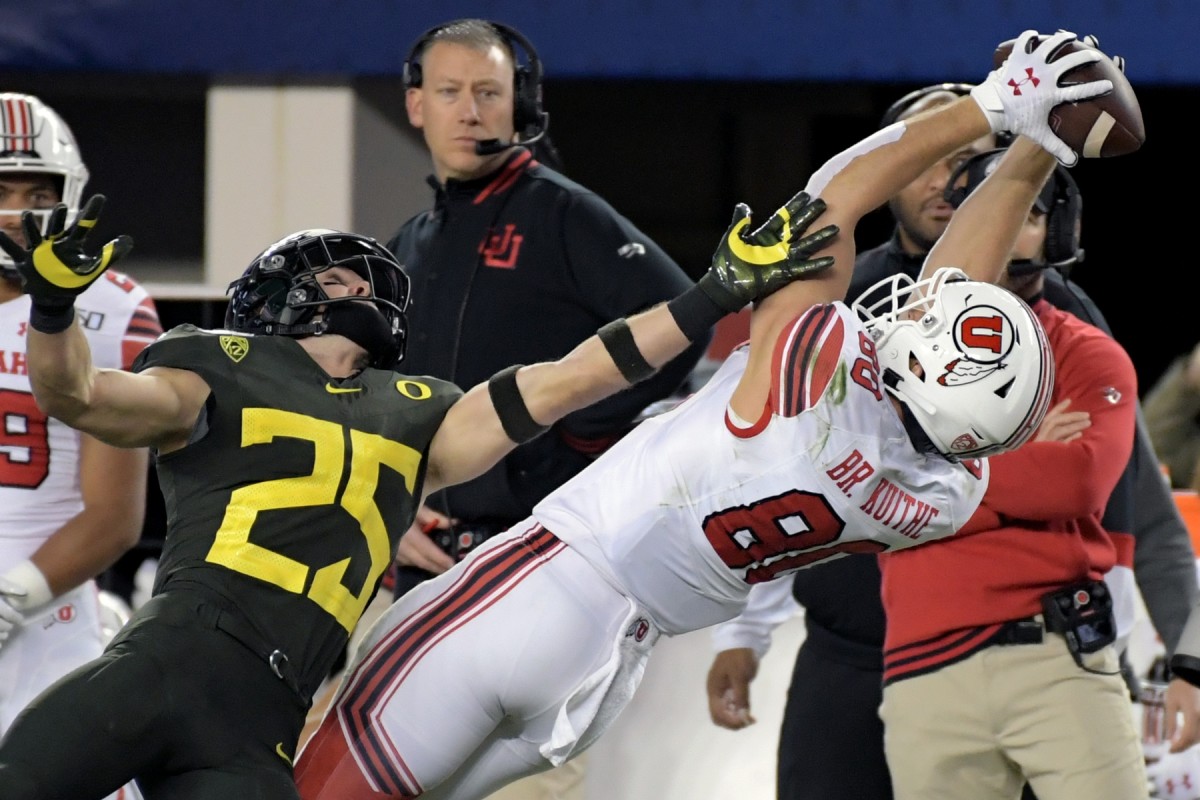 Dec 6, 2019; Santa Clara, CA, USA; Utah Utes tight end Brant Kuithe (80) catches a pass against Oregon Ducks safety Brady Breeze (25) during the first half of the Pac-12 Conference championship game at Levi's Stadium.