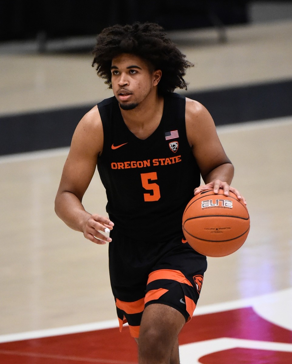 Dec 2, 2020; Pullman, Washington, USA; Oregon State Beavers guard Ethan Thompson (5) brings the ball down court against the Washington State Cougars in the first half at Friel Court at Beasley Coliseum.