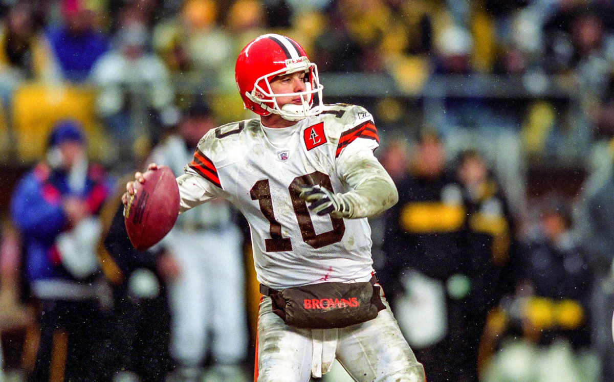 Kelly Holcomb throws a pass against the Steelers in the Browns' last playoff game, in January 2003