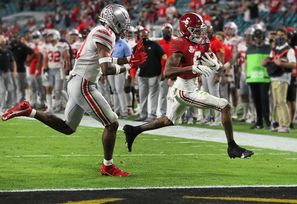 Alabama WR DeVonta Smith runs in for a touchdown vs. Ohio State
