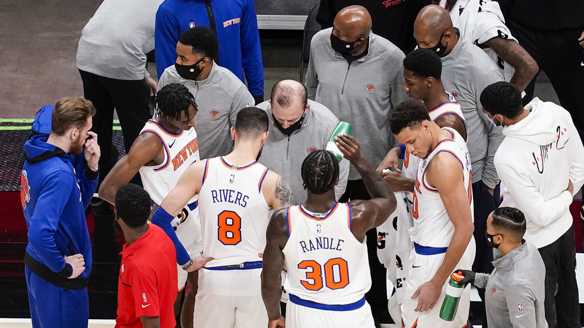 New York Knicks head coach Tom Thibodeau talks to his players