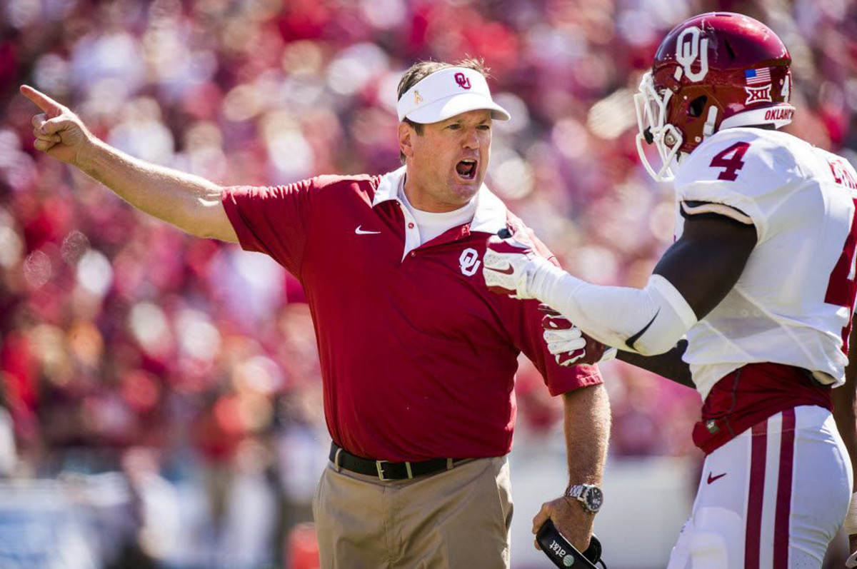 Bob Stoops and Hatari Byrd during the 2014 Texas game