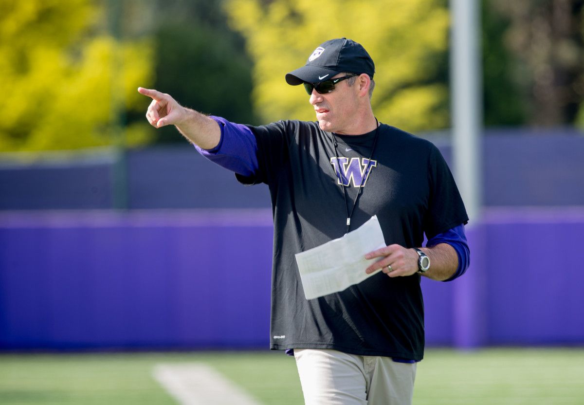Pete Kwiatkowski offers his defense a directive.