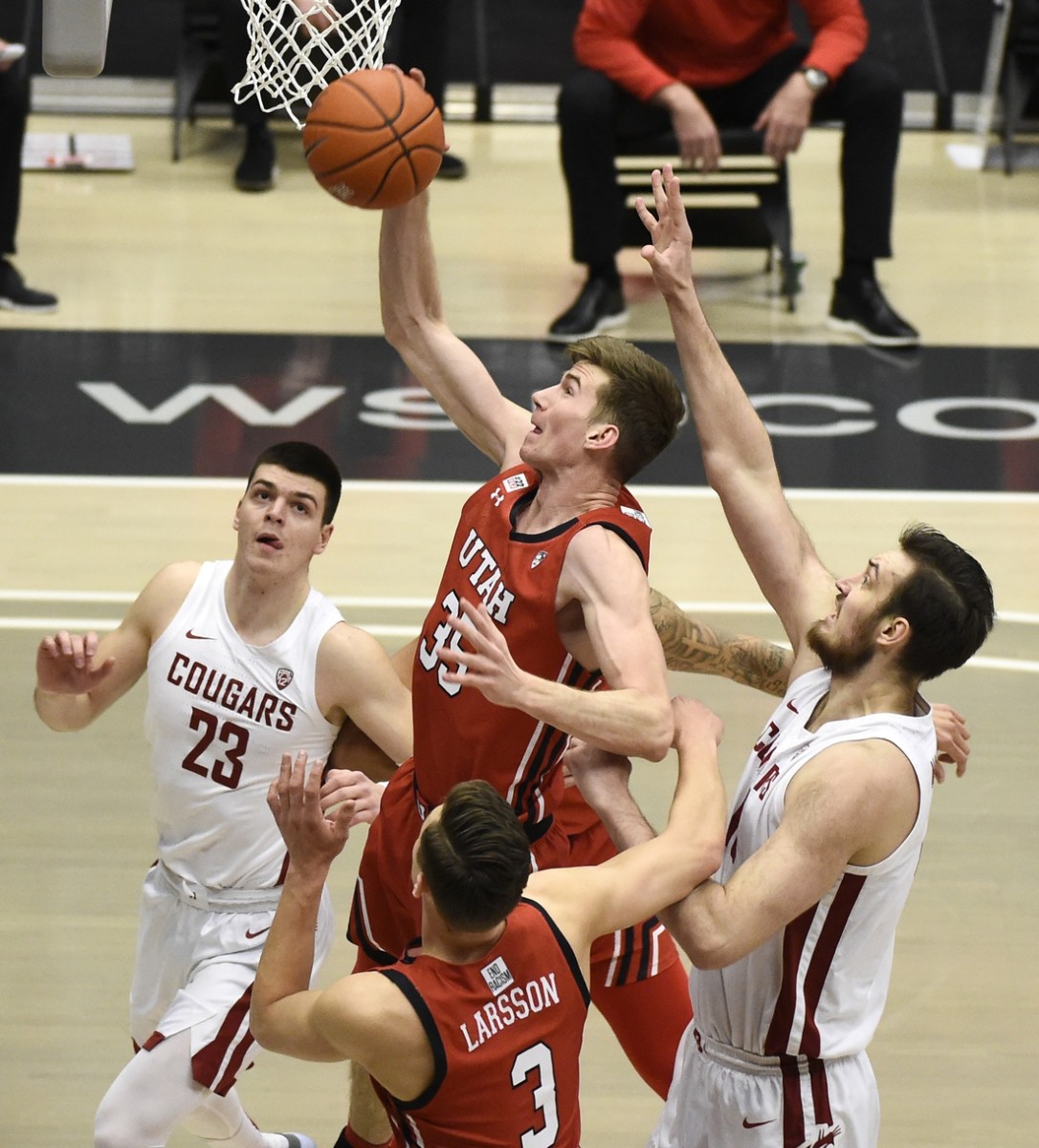 Jan 21, 2021; Pullman, Washington, USA; Utah Utes center Branden Carlson (35) puts up a shot against Washington State Cougars center Volodymyr Markovetskyy (15) during the first half of a Pac-12 men s basketball game at Friel Court at Beasley Coliseum.