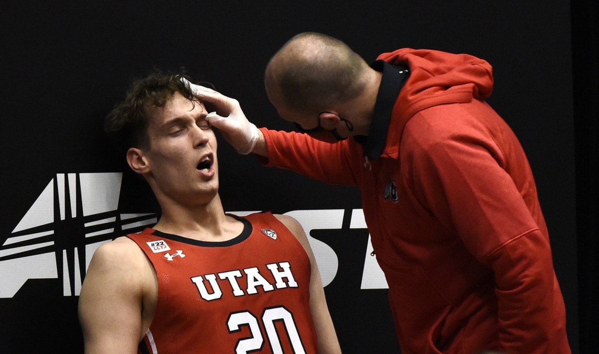 Jan 21, 2021; Pullman, Washington, USA; Utah Utes forward Mikael Jantunen (20) has his left eye checked out by a member of the Utah medical staff during a game against the Washington State Cougars in the second half of a Pac-12 men s basketball game at Friel Court at Beasley Coliseum. Utah won 71-56.