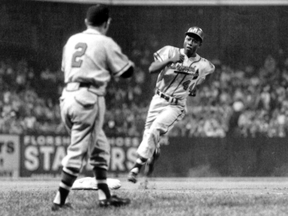 aaron-rounds-bases-2