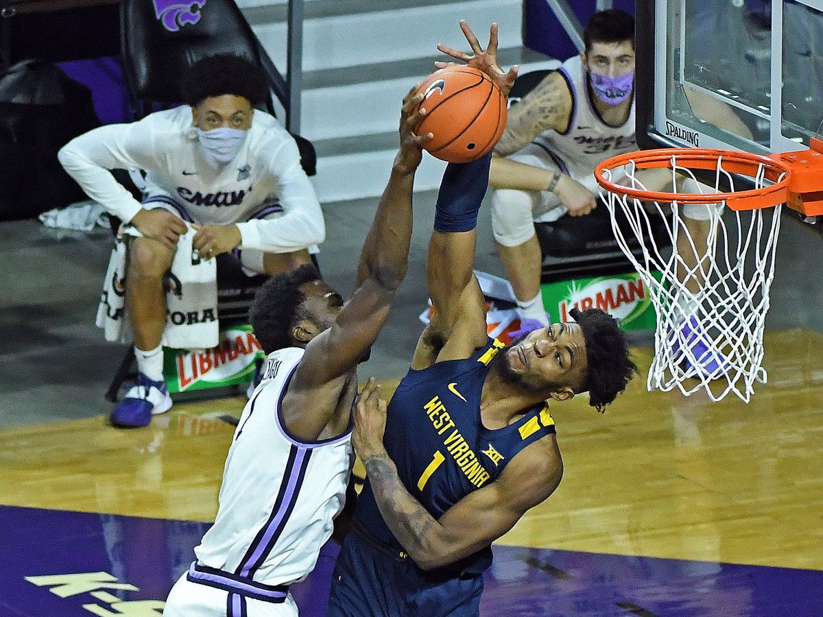 West Virginia forward Derek Culver blocks Kansas the dunk of Kansas State forward Kaosi Ezeagu early in the second half action.