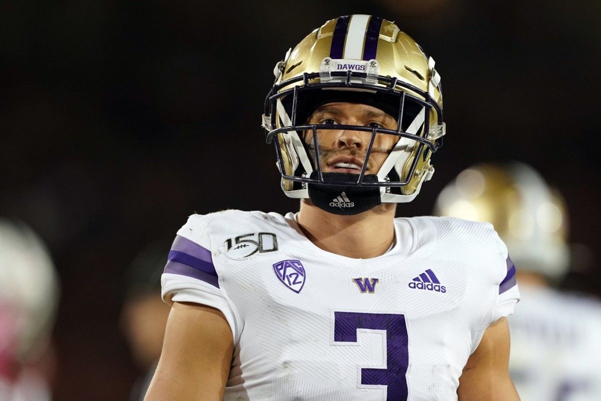Washington Huskies defensive back Elijah Molden (3) stands on the field during the third quarter against the Stanford Cardinal at Stanford Stadium.