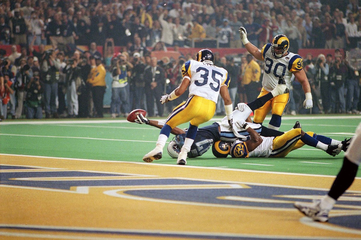 Titans WR Kevin Dyson reaches short of the goal line on the final play of Super Bowl XXXIV against the Rams