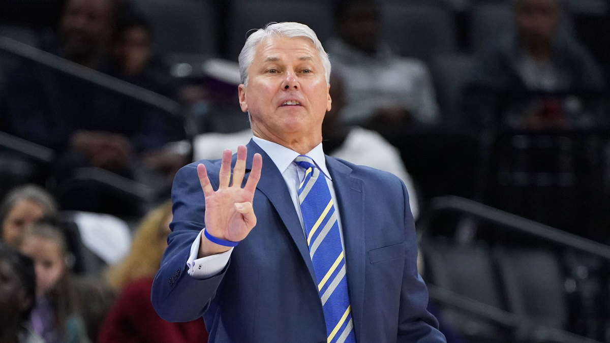 UC Davis men's basketball coach Jim Les