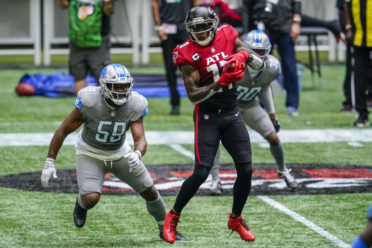 Atlanta Falcons wide receiver Julio Jones makes a catch in front of Ragland. 