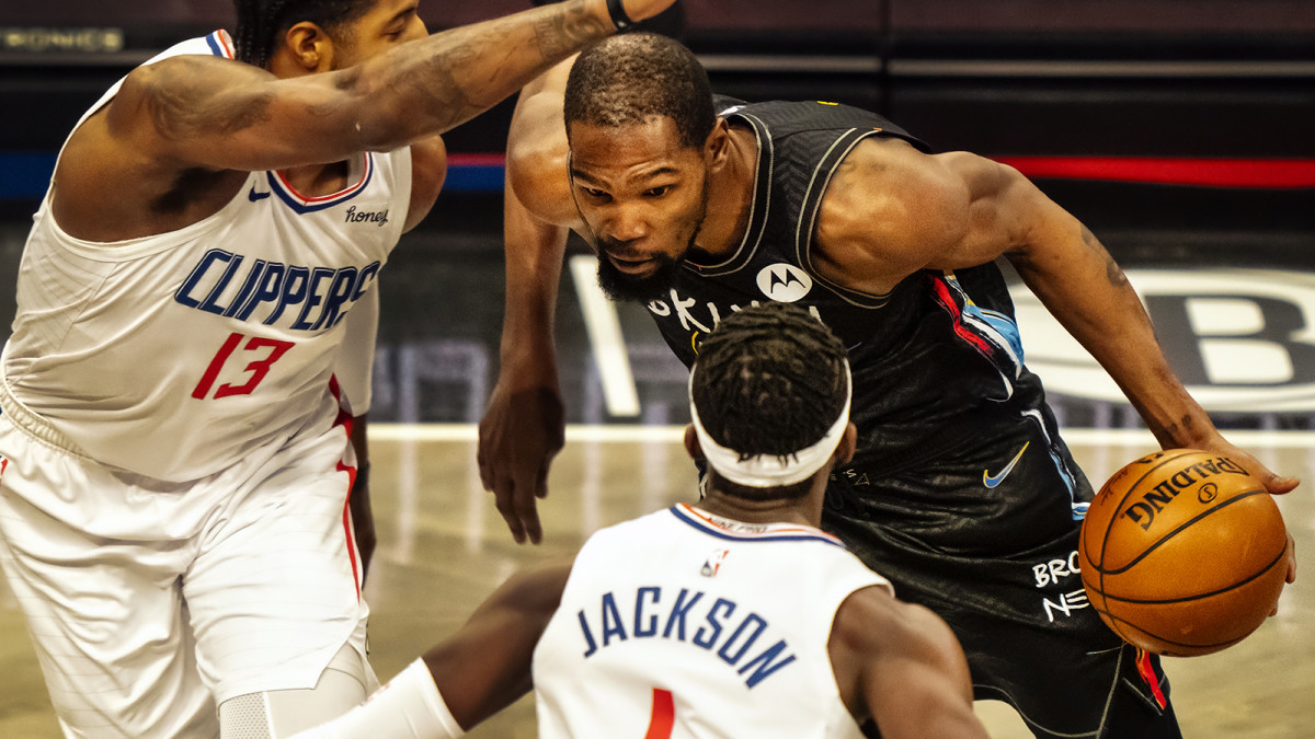 Kevin Durant drives against the Clippers