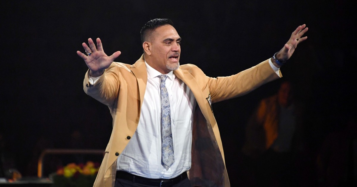 Kevin Mawae gestures after receiving gold jacket during the Enshrinees Gold Jacket dinner at Memorial Civic Center and Cultural Center.