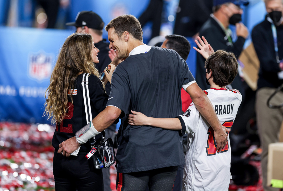 Tom Brady and wife Gisele Bündchen walk off the field after Bucs victory in Super Bowl LV