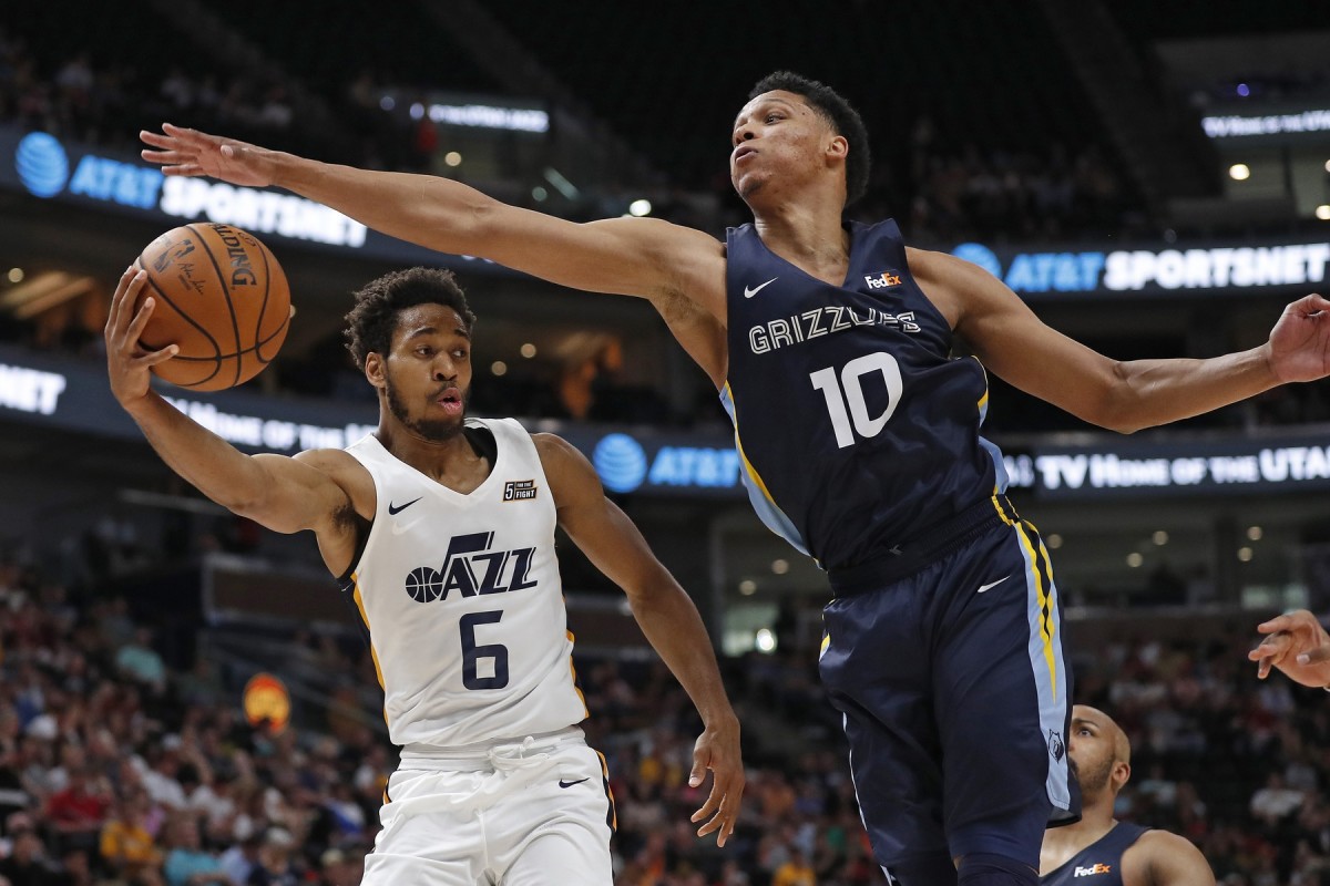 Former Cal star Ivan Rabb reaches for a block while playing for the Memphis Grizzles.