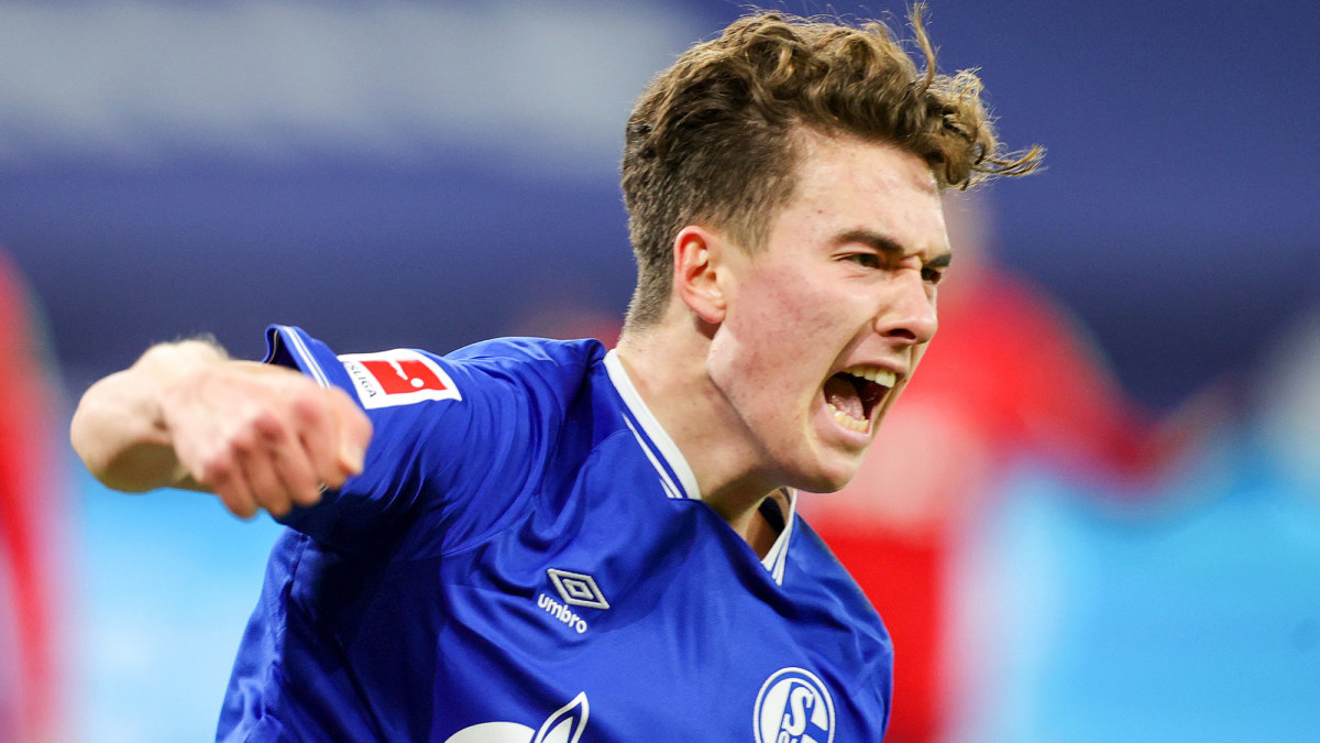 Matthew Hoppe celebrates a goal for Schalke