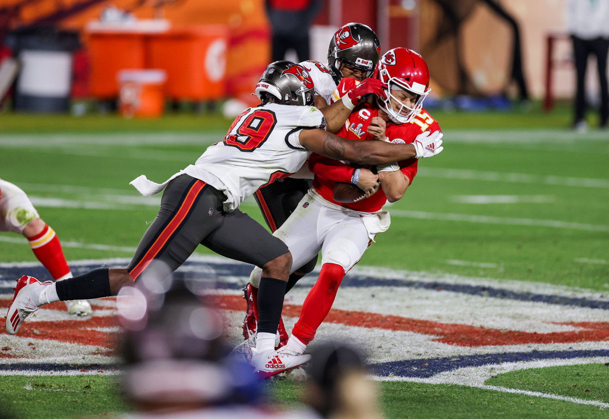 Bucs defensive lineman Ndamukong Suh and linebacker Cam Gill sack Patrick Mahomes in Super Bowl LV