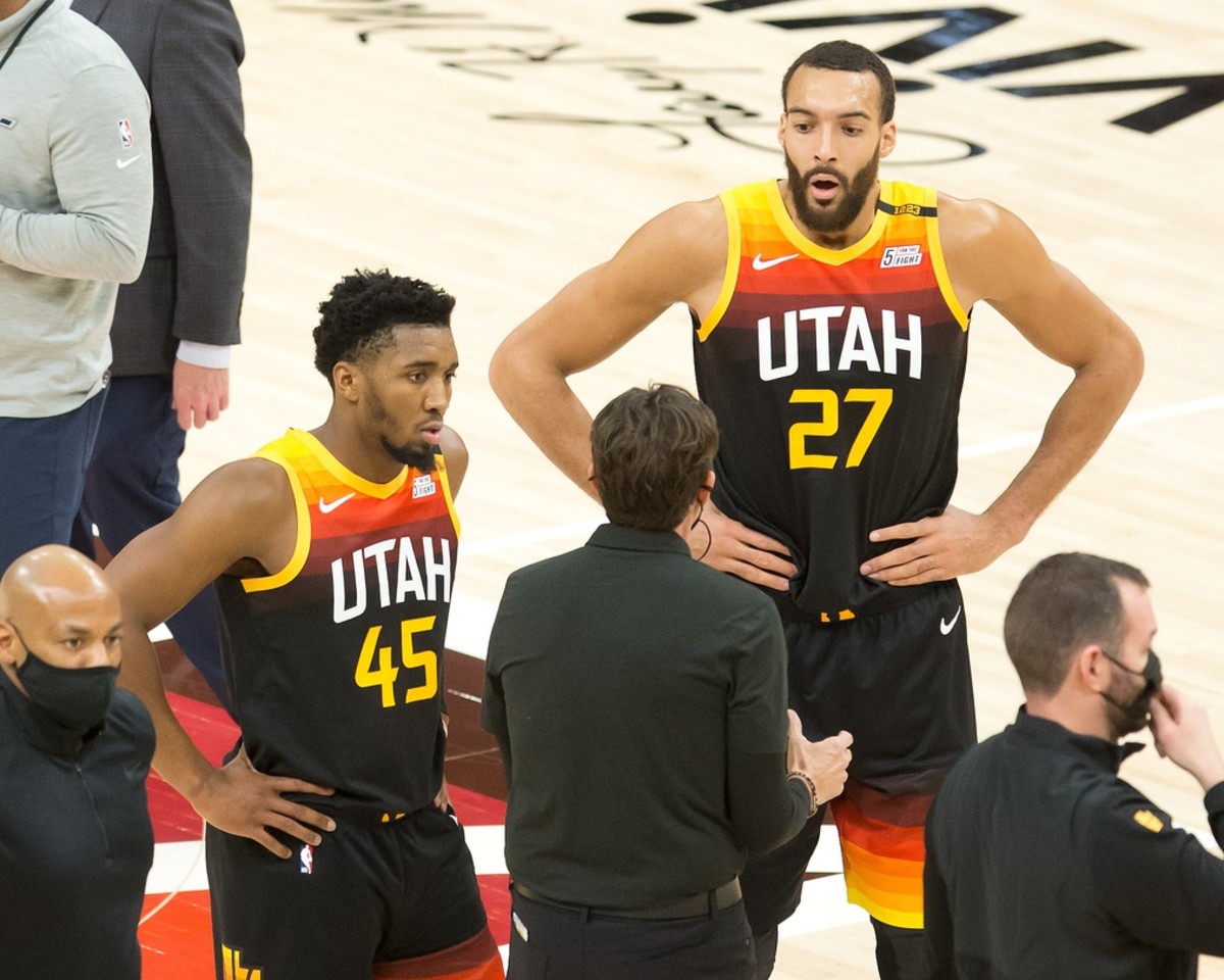 Rudy Gobert (27) and Donovan Mitchell (45) listen to Quin Snyder during a time out.