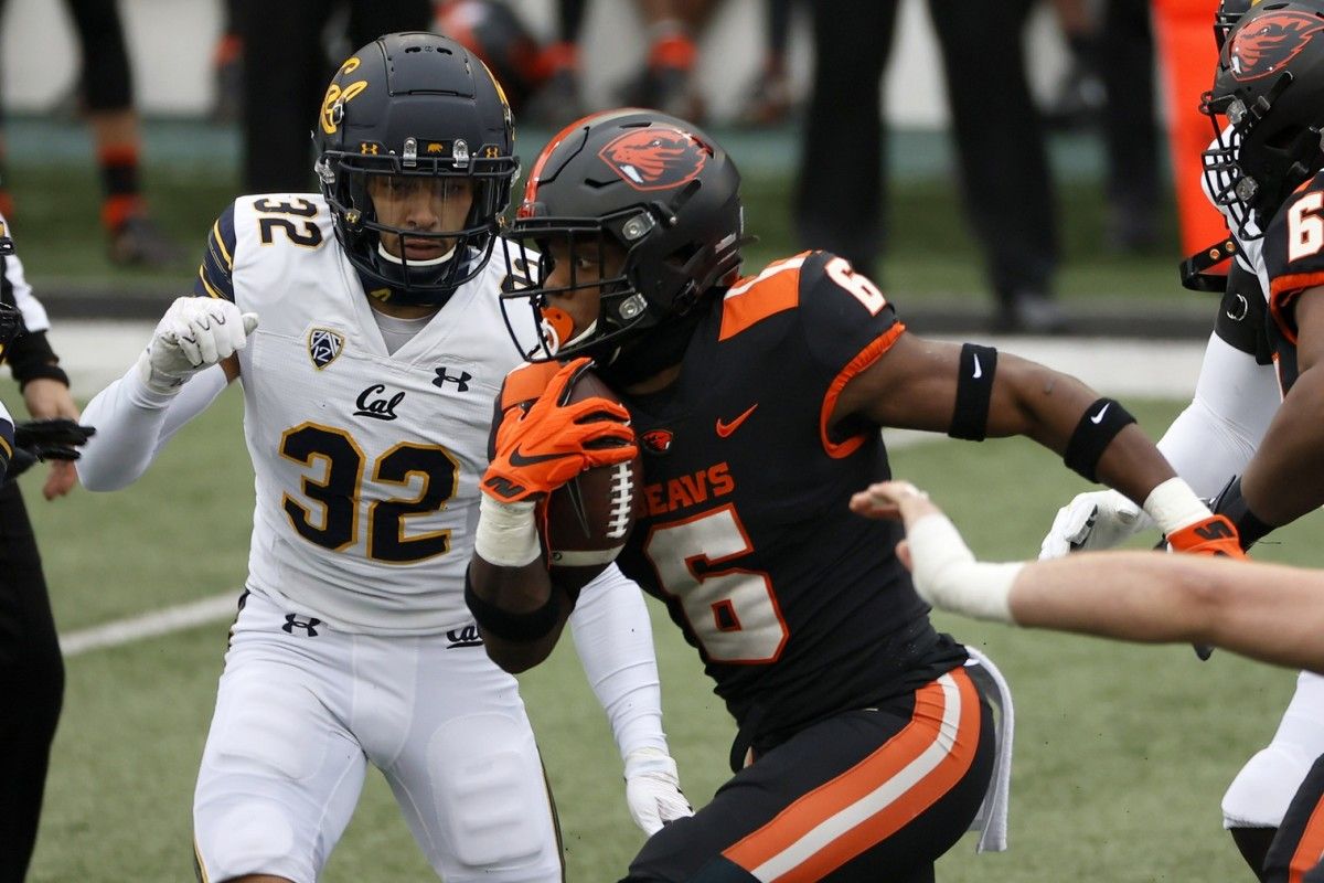 Oregon State Beavers running back Jermar Jefferson (6) runs the ball for a touchdown against the California Golden Bears during the first half at Reser Stadium.