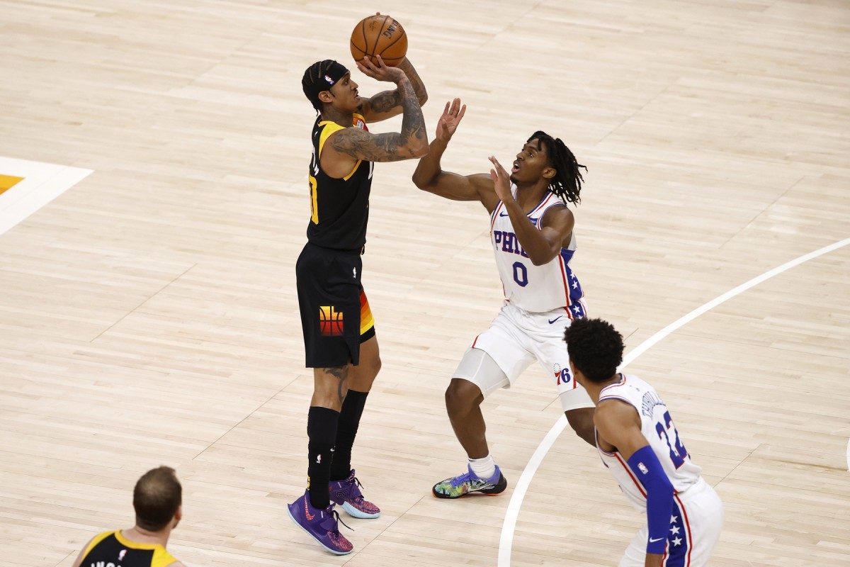 Jordan Clarkson (00) shoots a three pointer during his 40-point performance against the Philadelphia 76ers