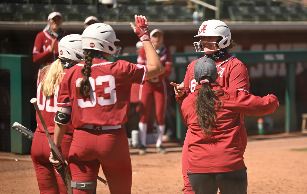 No. 4 Alabama Softball Displays Power in 60 Win over No. 22 Auburn