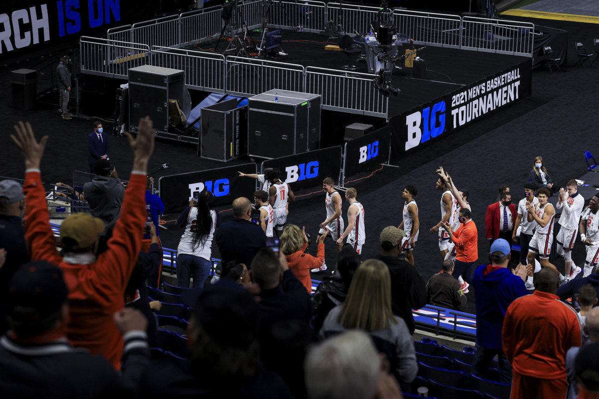Members of the Illinois Fighting Illini celebrate defeating the Rutgers Scarlet Knights at Lucas Oil Stadium.