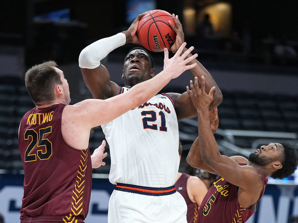 Loyola Chicago players tightly guard Kofi Cockburn