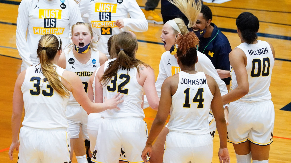 Michigan basketball celebrates during an NCAA tournament game vs. FGCU