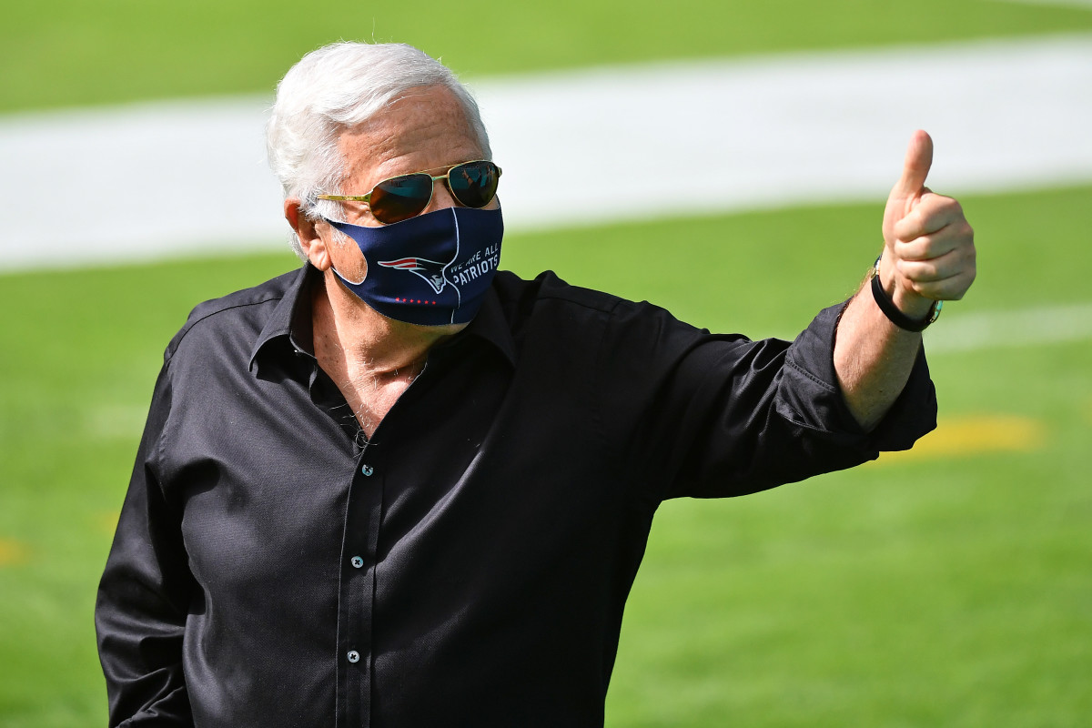 robert-kraft-thumbs-up-in-mask