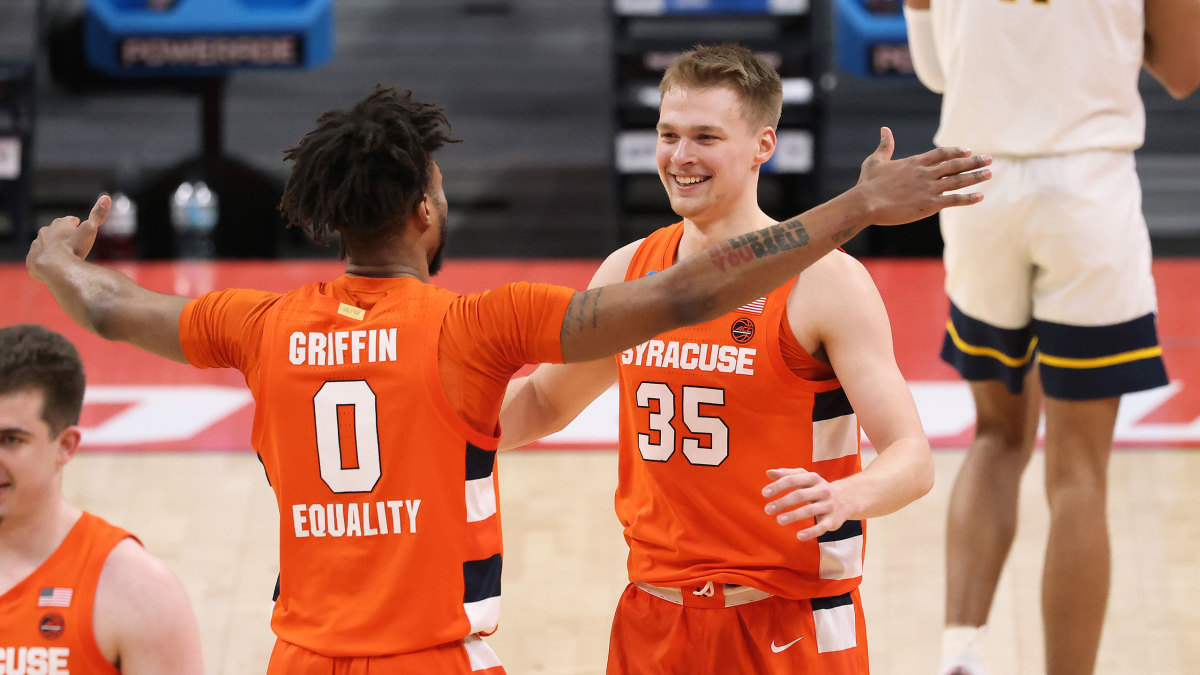 Syracuse's Alan Griffin and Buddy Boeheim embrace