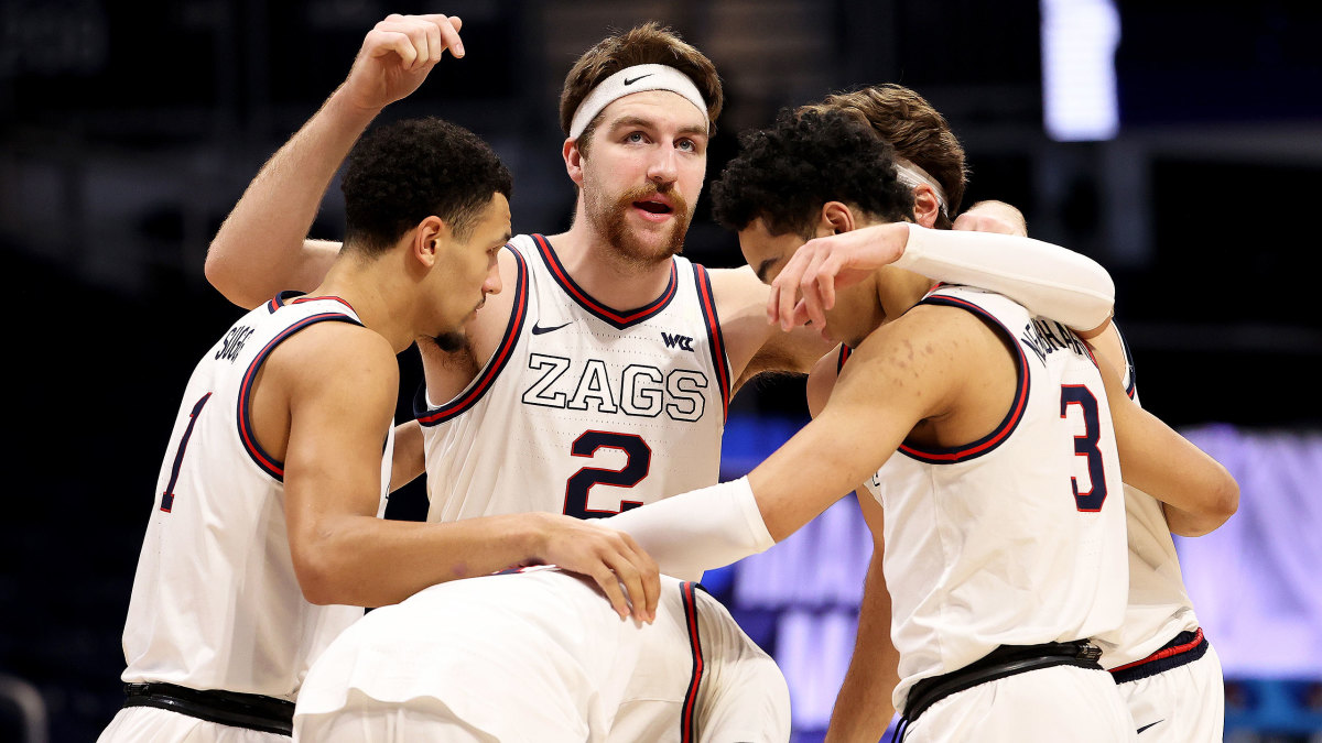 Gonzaga's team huddles against Creighton