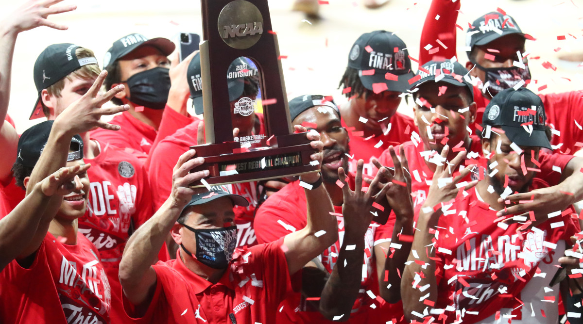 Houston basketball coach Kelvin Sampson celebrates his team's win against Oregon State.