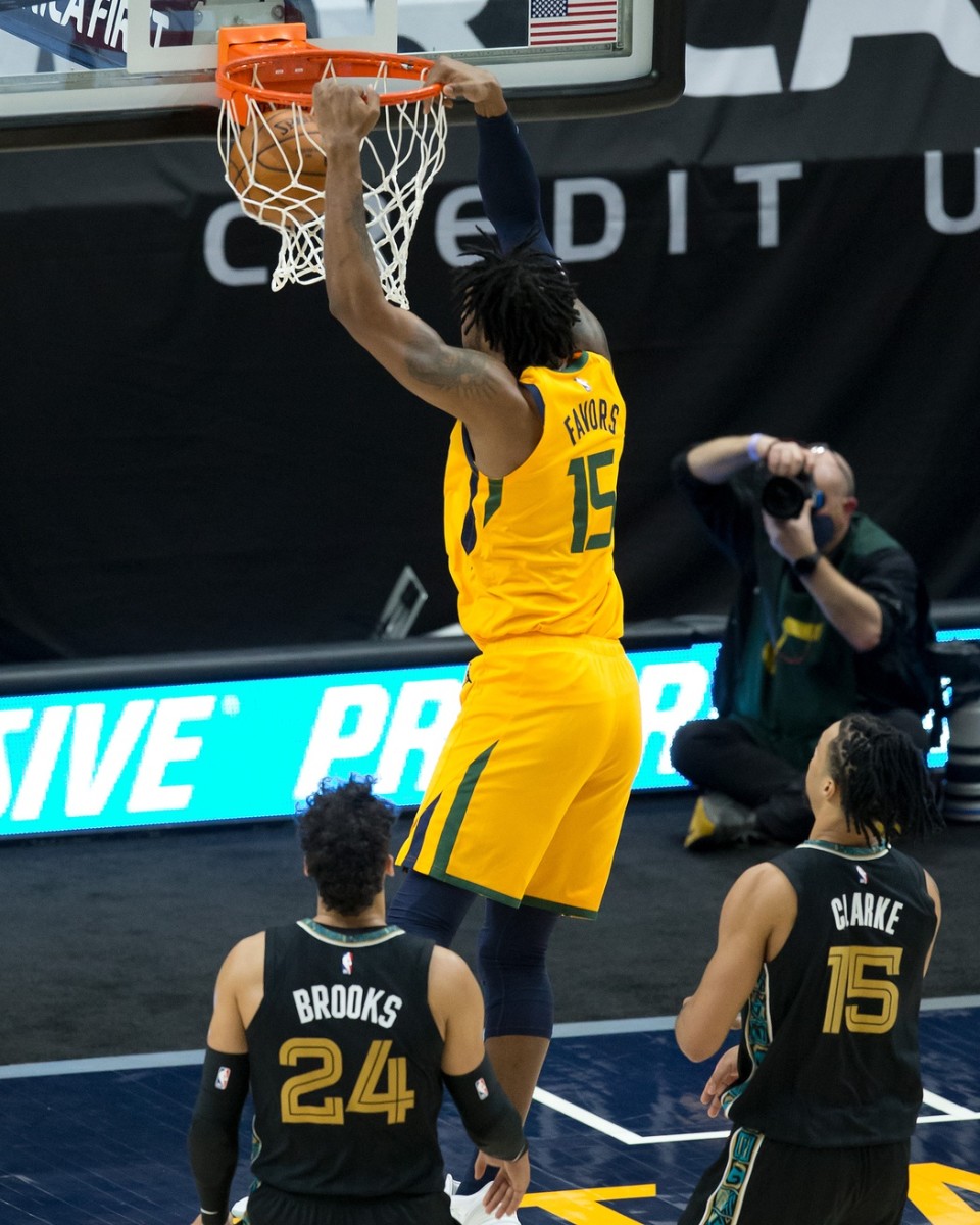 Derrick Favors (15) throws down a two-handed slam over Dillon Brooks (24) and Brandon Clarke (15)