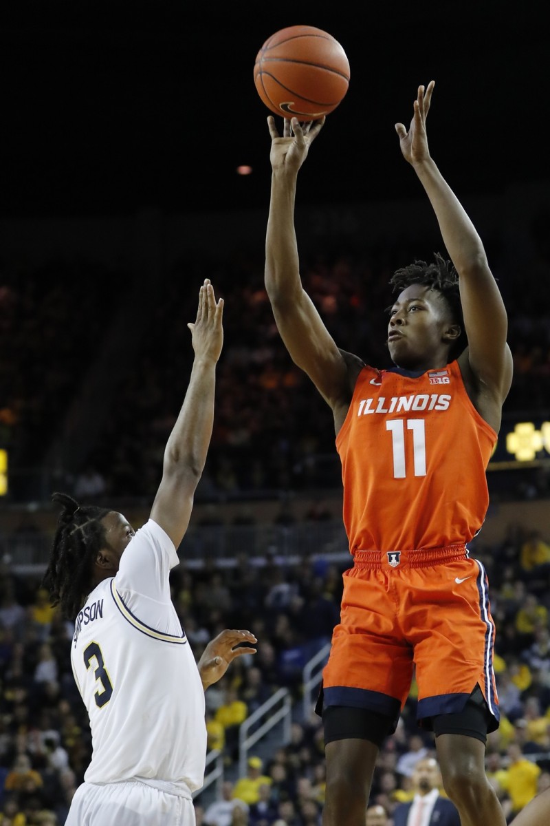 Illinois' Ayo Dosunmu hits the game-winning shot in the final second over Michigan guard Xavier Simpson. (Mandatory credit: USA TODAY SPORTS)