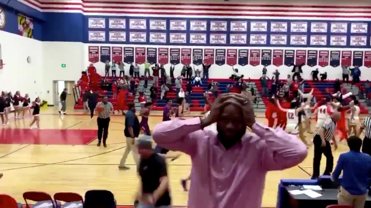 Michigan high schooler hits full-court buzzer beater shot