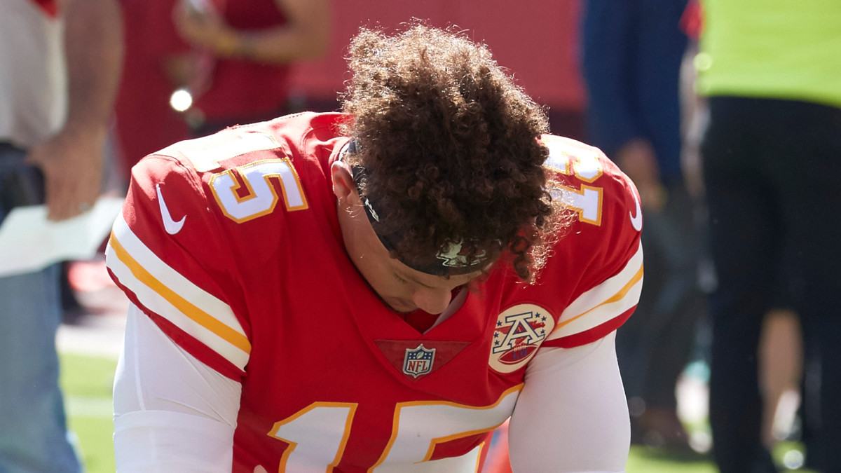 The Man Behind 'The Mahomes': Meet the QB's Barber 