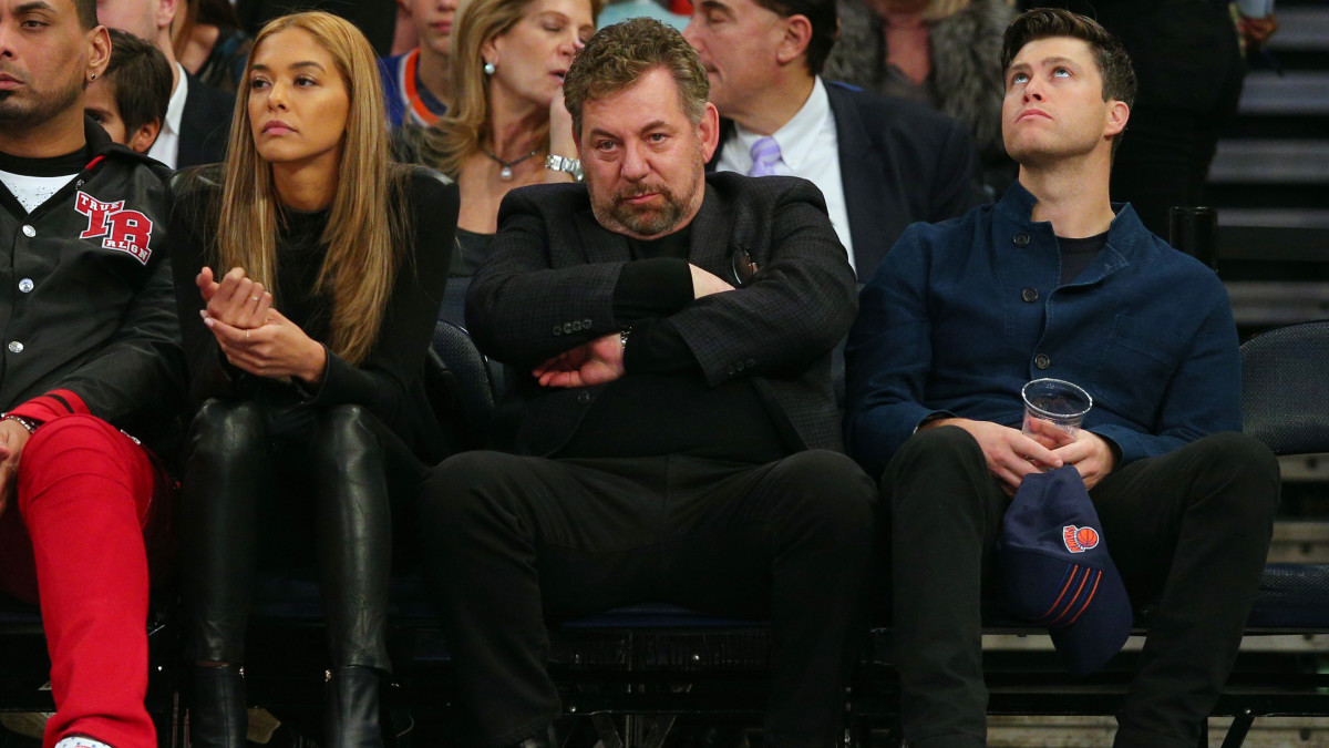 Knicks owner James Dolan sits courtside with Colin Jost