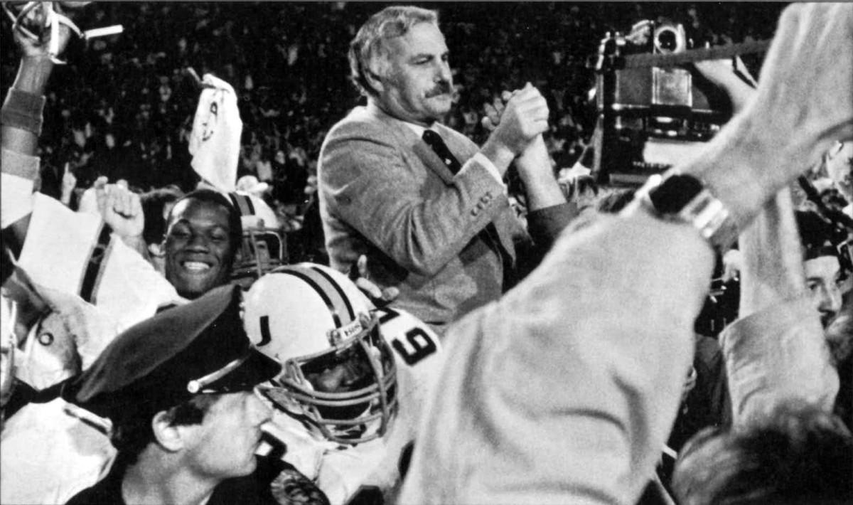 Howard Schnellenberger wins the national championship with Miami