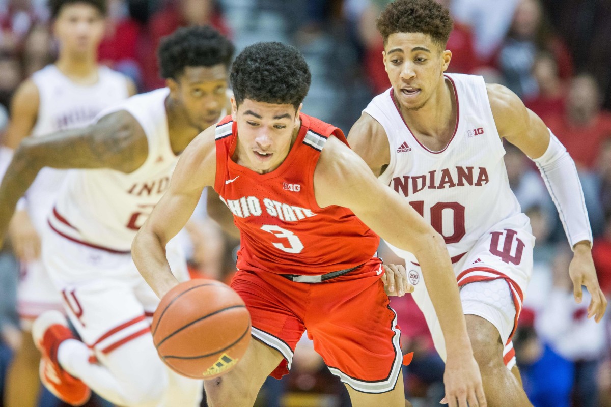 Ohio State freshman DJ Carton dribbles ahead of Indiana's Rob Phinisee. (Mandatory Credit: USA TODAY SPORTS)